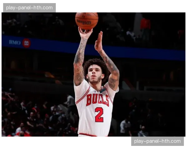 特写：生涯罚球命中率超90%的退役名宿，如今在社区中心指导孩子们