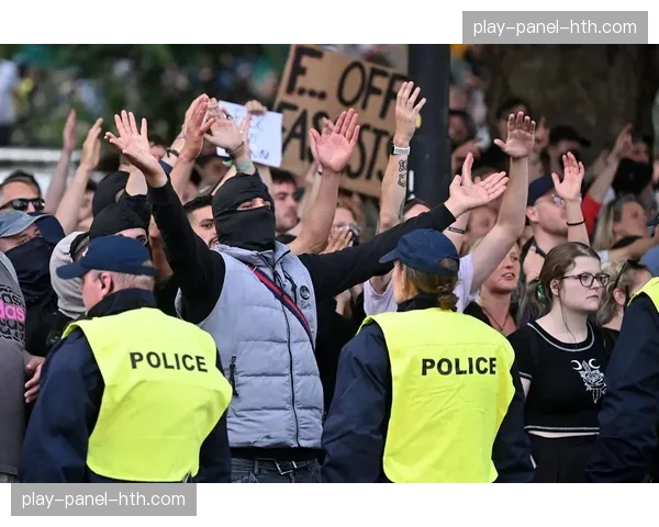 英国警方逮捕四名涉嫌在网络上对英超球员进行种族歧视的嫌疑人