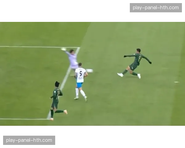 特写：阿尔梅里亚门将神扑化解近距离头球，力保球门不失